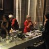 La table d'accueil des visiteurs avec gâteaux et café